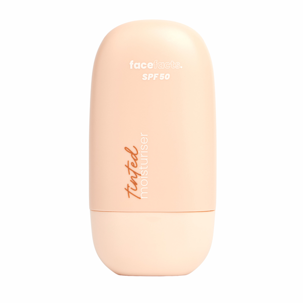 Face Facts SPF 50 Tinted Moisturiser Light, getinte dagcrème met SPF 50, op model