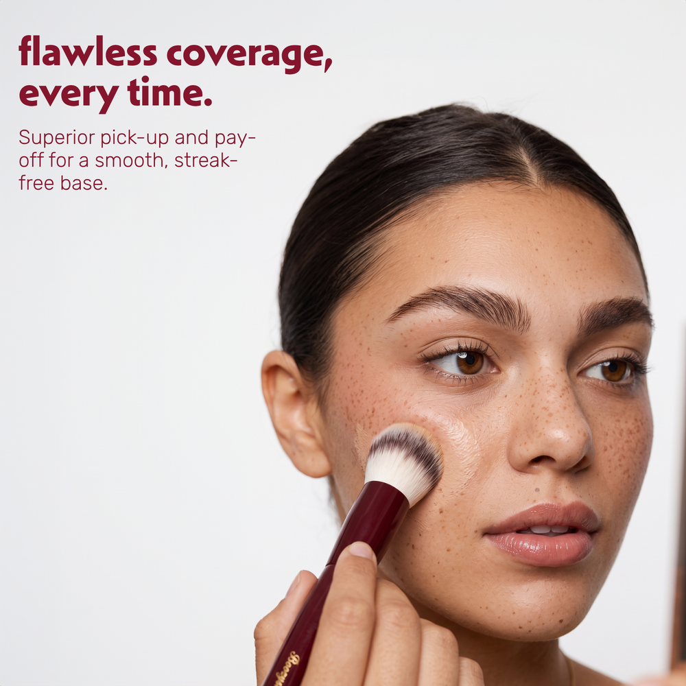 Model brengt foundation aan op het gezicht met de Boozyshop Flawless Round Foundation Brush