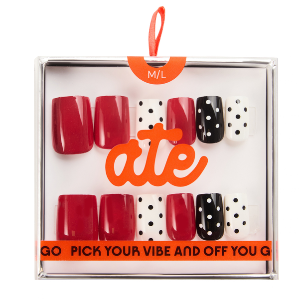 ATE Press On Nails Main Character M/L, korte vierkante press-on nagels met rood, zwart en off-white polkadot design