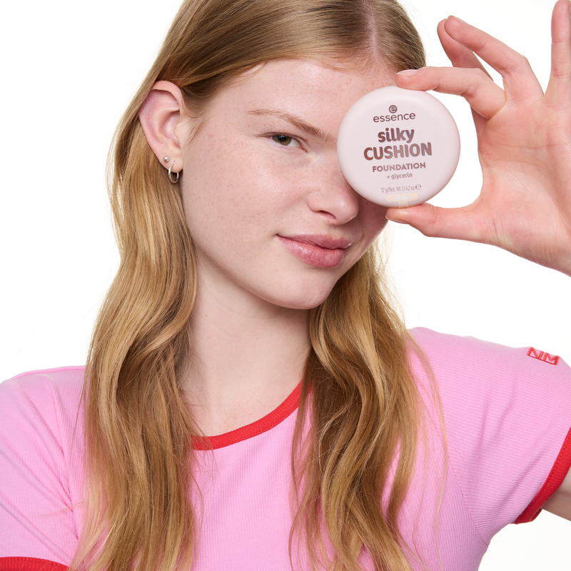 Essence Silky Cushion Foundation 110, compacte foundation met sponsapplicator, foto 7 van 9