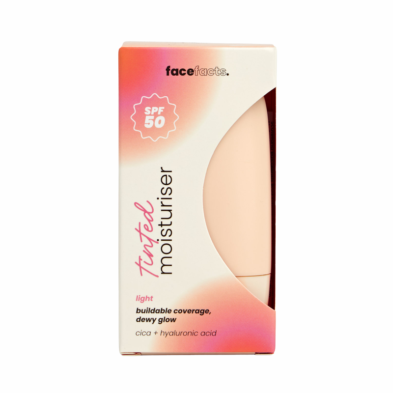 Face Facts SPF 50 Tinted Moisturiser Dark, getinte dagcrème met SPF 50, op model