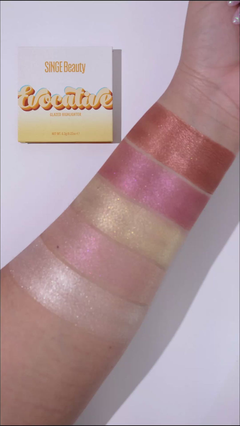 Singe Beauty Evocative Glazed Highlighter Moody Moonstone, highlighter met wet look finish, foto 4 van 4