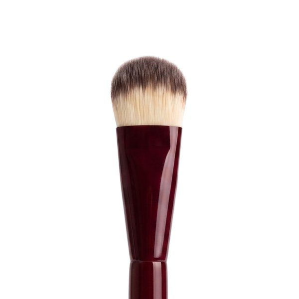 Boozyshop Flawless Small Contoured Foundation Brush, close-up van de kwastkop op witte achtergrond