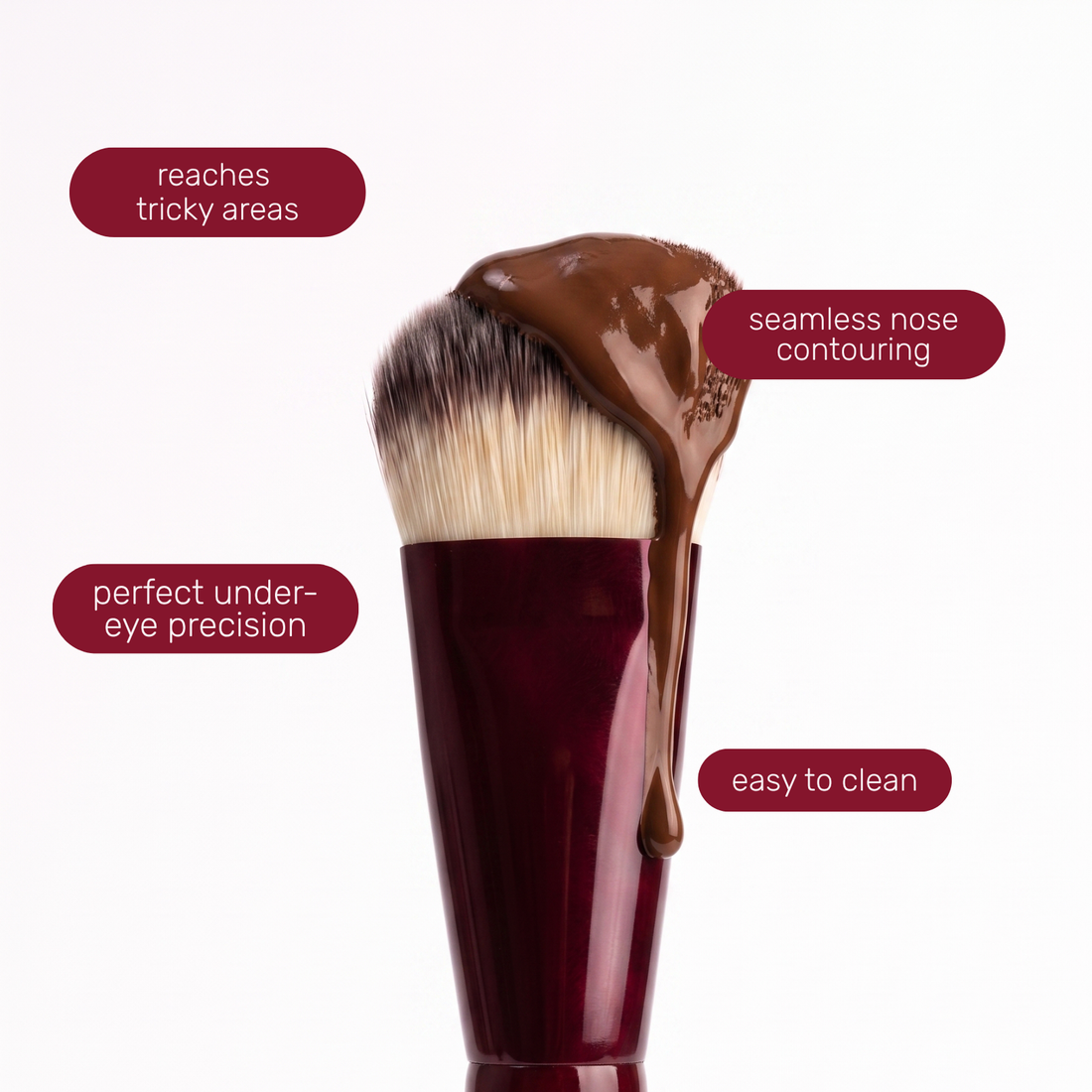 Kwastkop van de Boozyshop Flawless Small Contoured Foundation Brush met tekstlabels over het gebruik